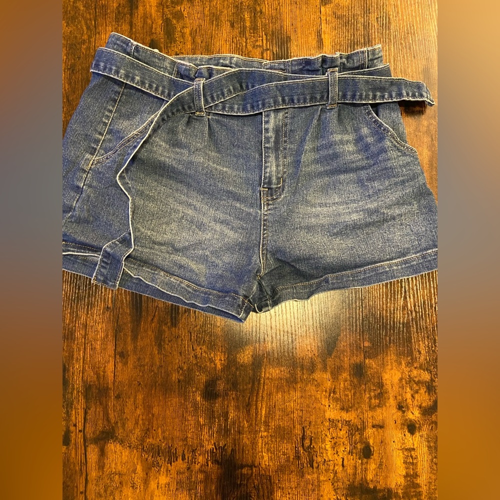 No Boundaries Large denim shorts